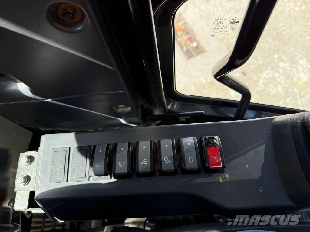 Komatsu PW 148-11 Lastik tekerli ekskavatörler