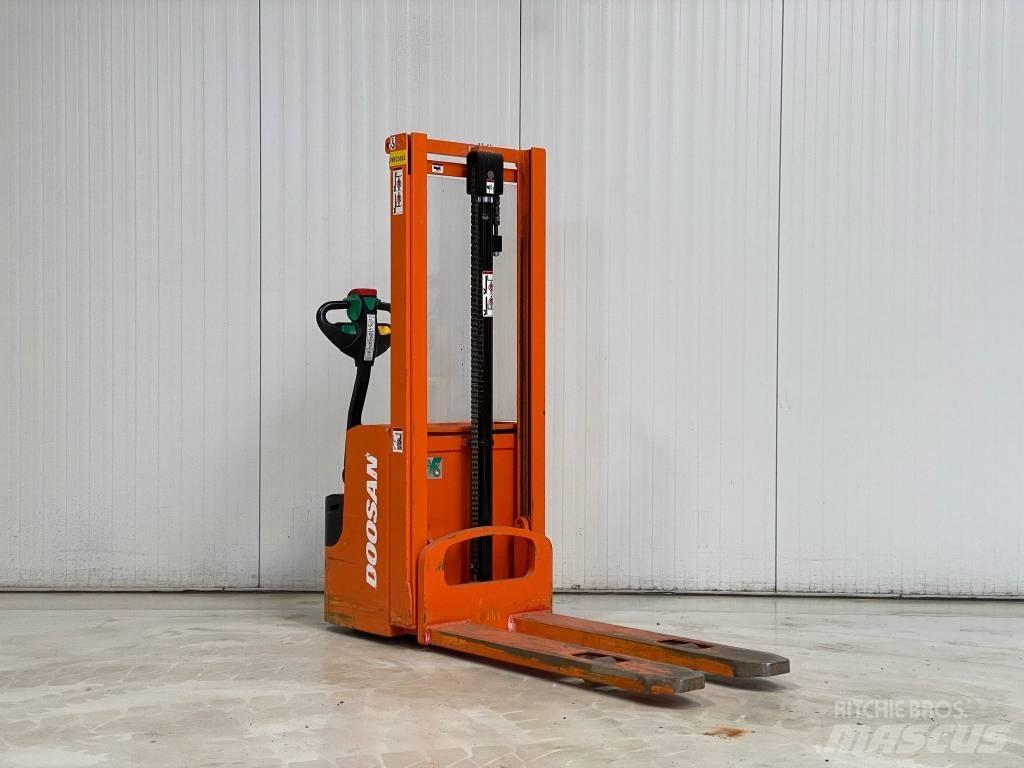 Doosan LEDS12.5C Yaya kumandali istif makinasi