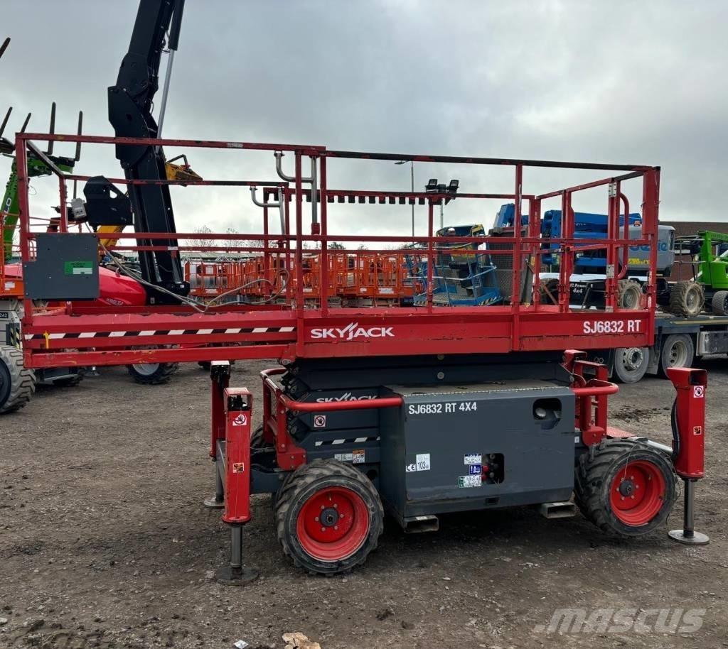 SkyJack SJ 6832 RT Makasli platformlar