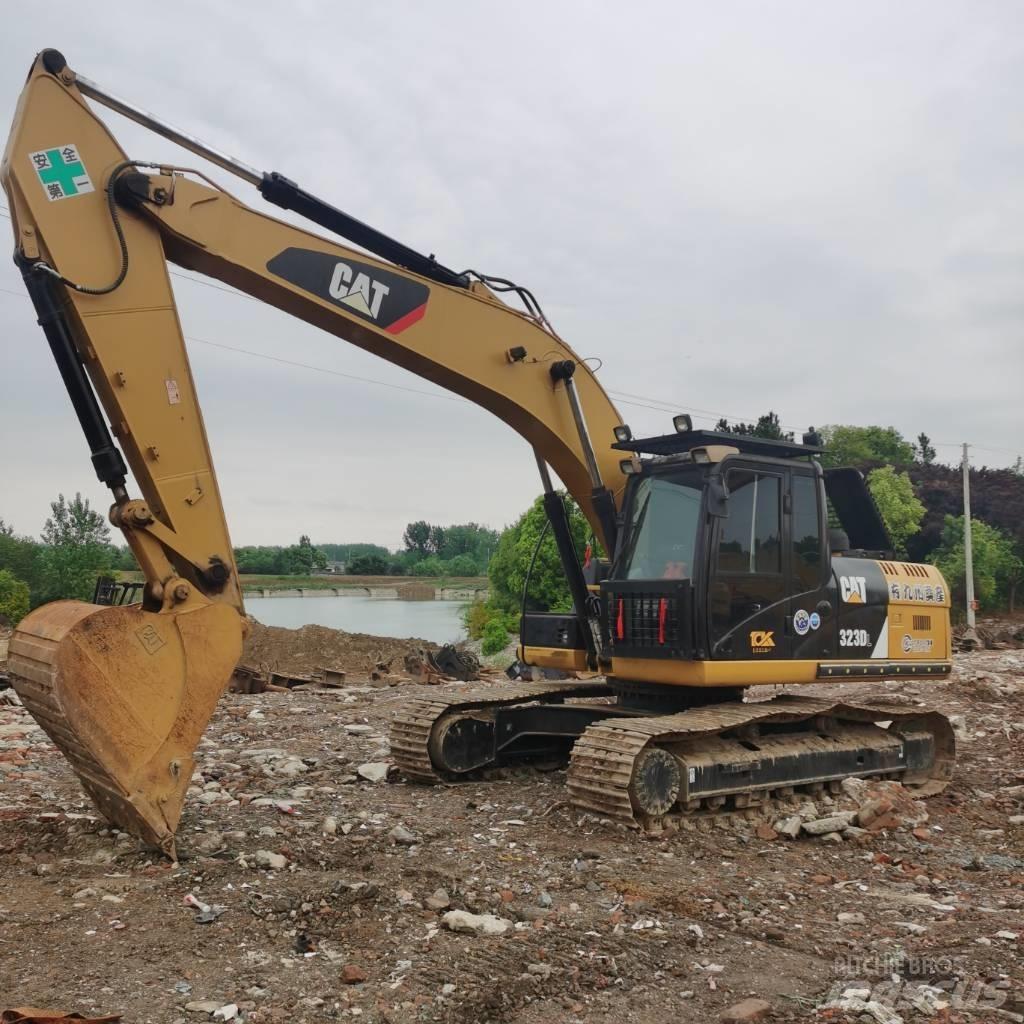 CAT 323DL Paletli ekskavatörler