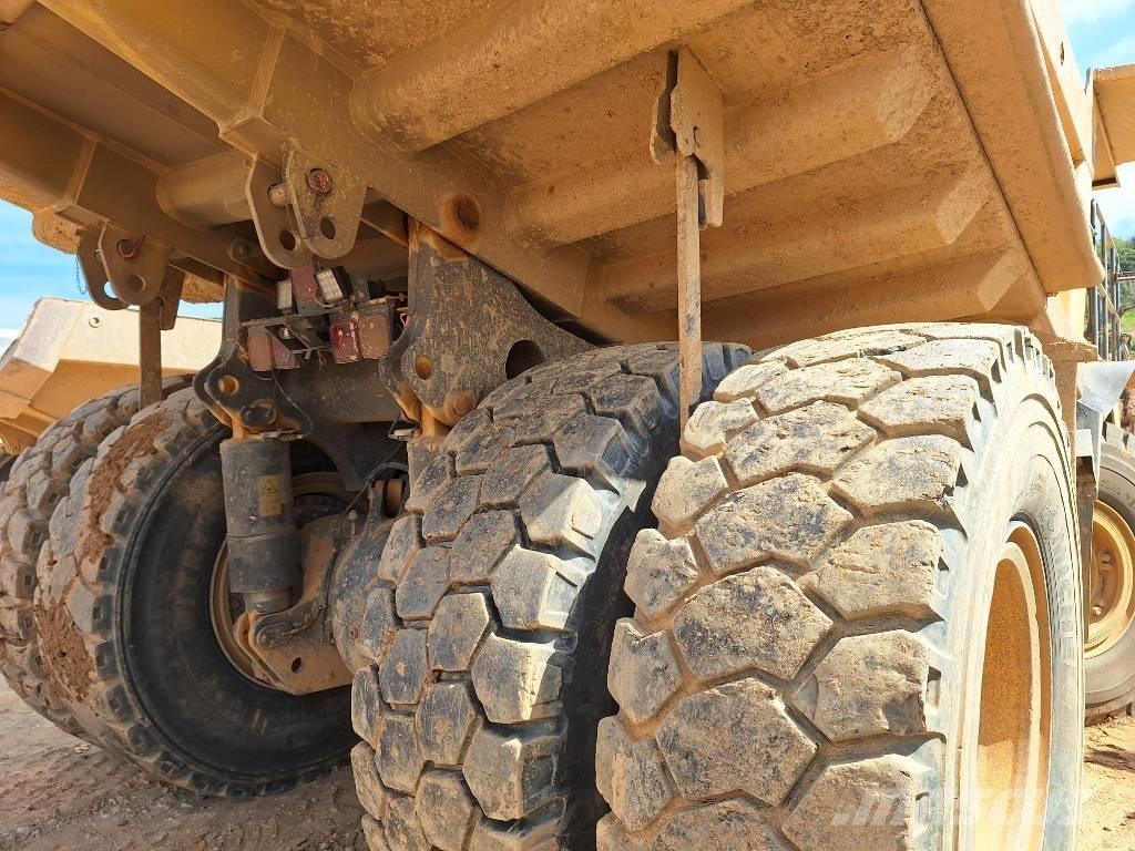 Komatsu HD605-7EO Yol disi kaya kamyonu