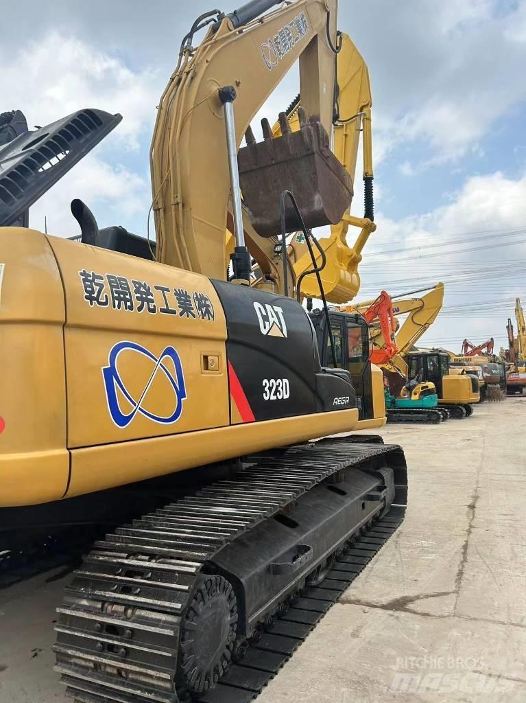 CAT CAT323D Paletli ekskavatörler