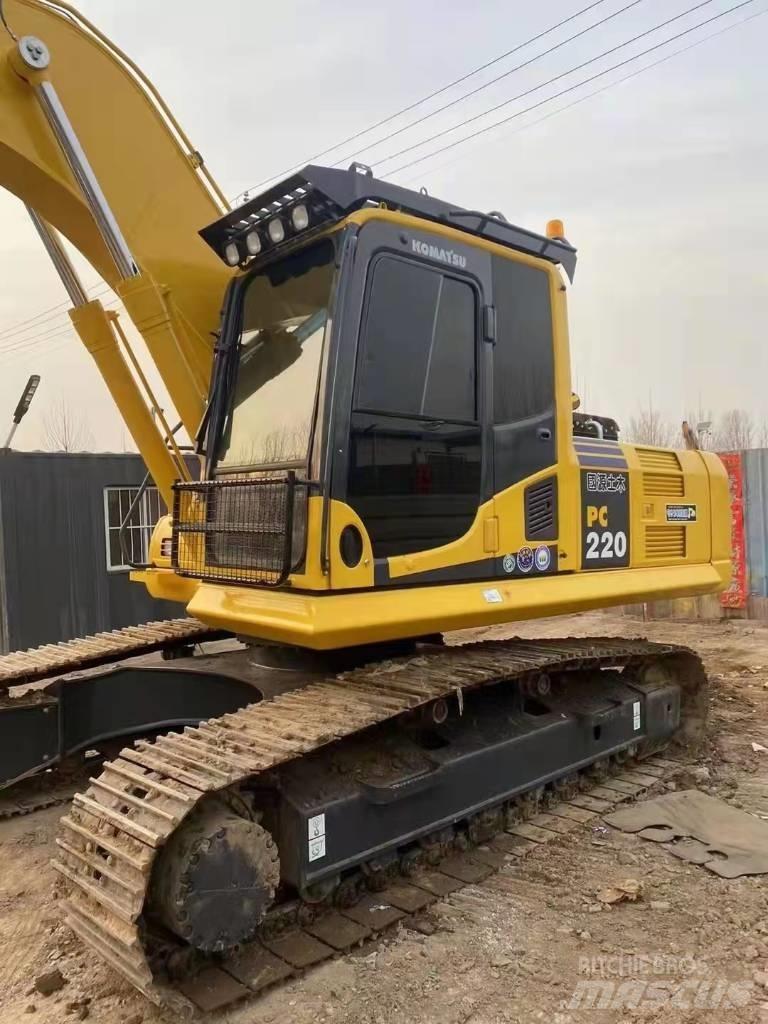 Komatsu PC220-8 Lastik tekerli ekskavatörler