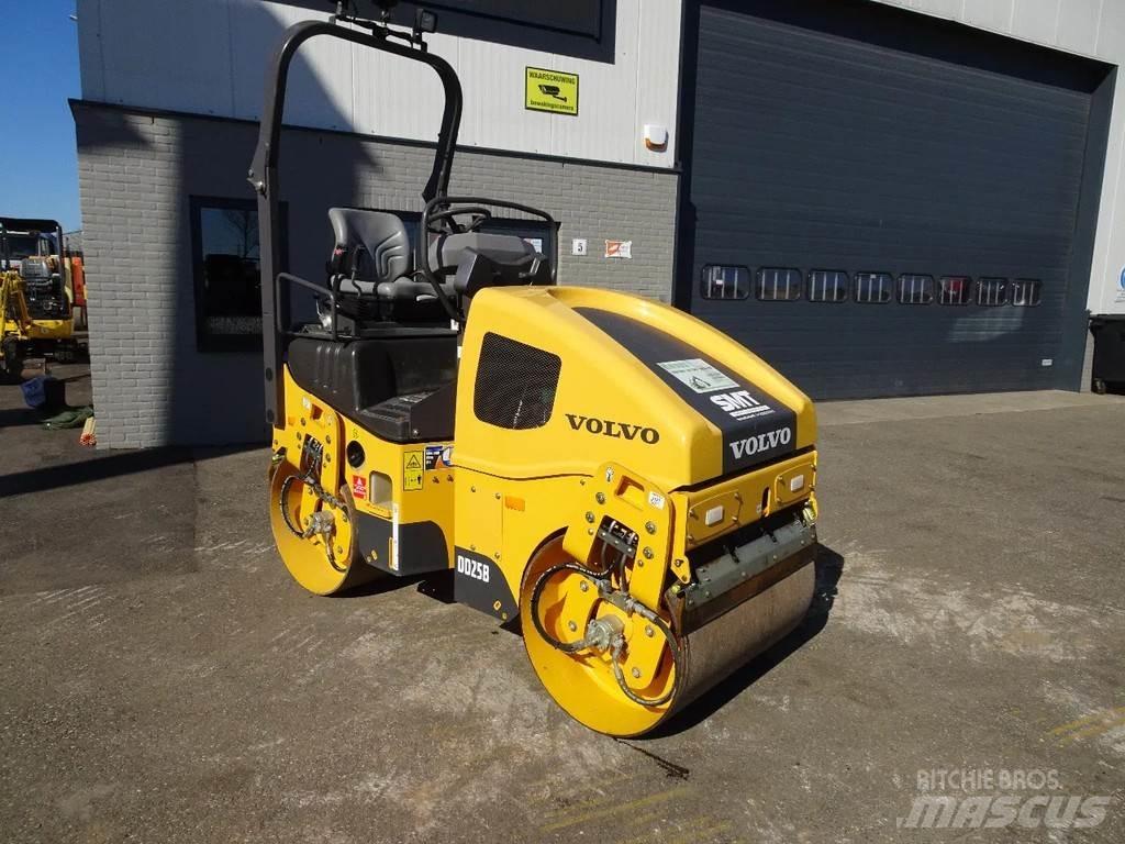 Volvo DD25B Çift tamburlu silindirler