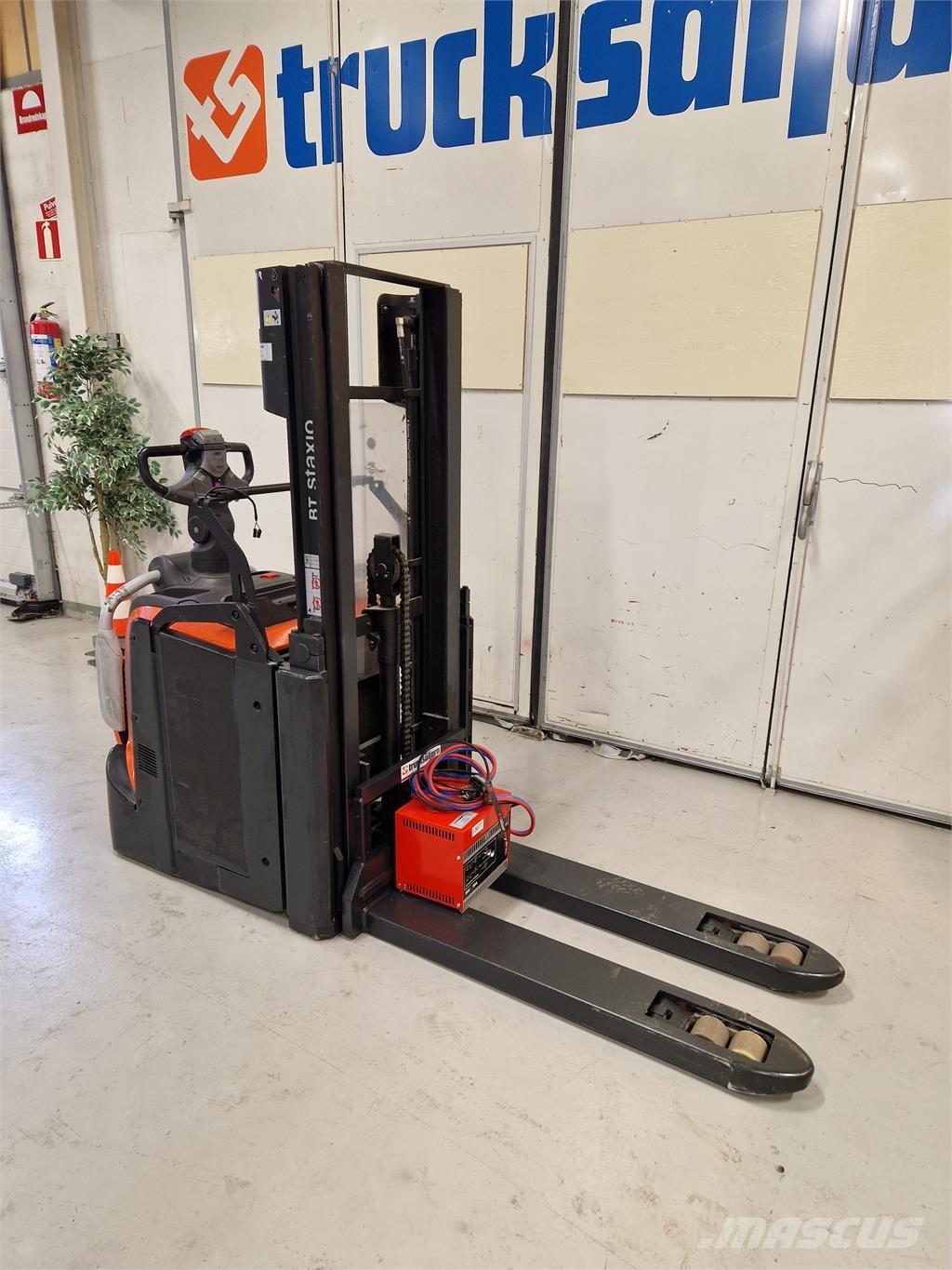 Toyota SPE200D Akülü depo ekipmanları