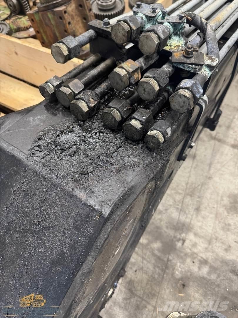 Komatsu 130F Tomruk vinçleri