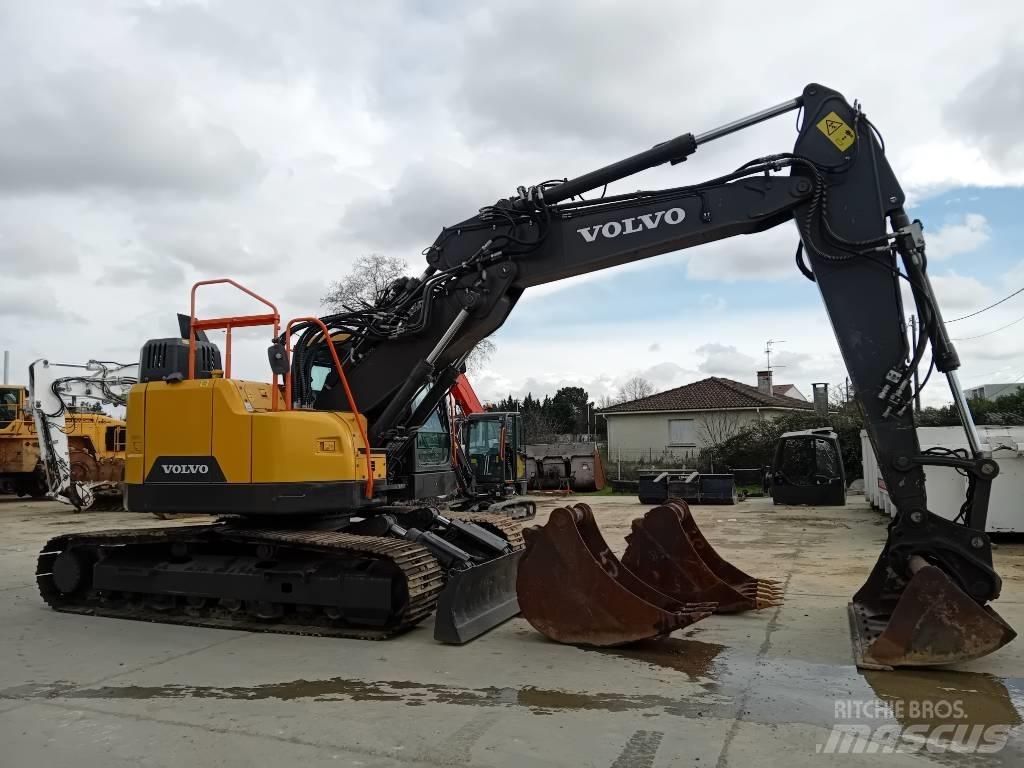 Volvo ECR235EL Paletli ekskavatörler