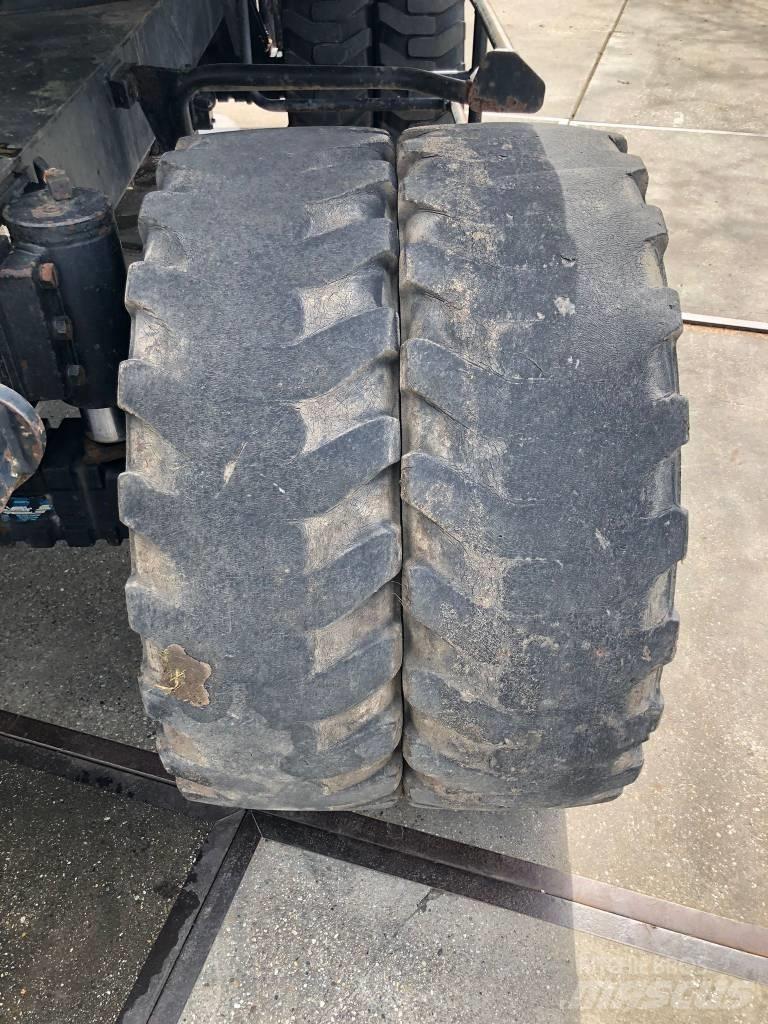 Etec 813B Lastik tekerli ekskavatörler