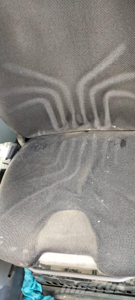 Komatsu PW 200-7 Lastik tekerli ekskavatörler