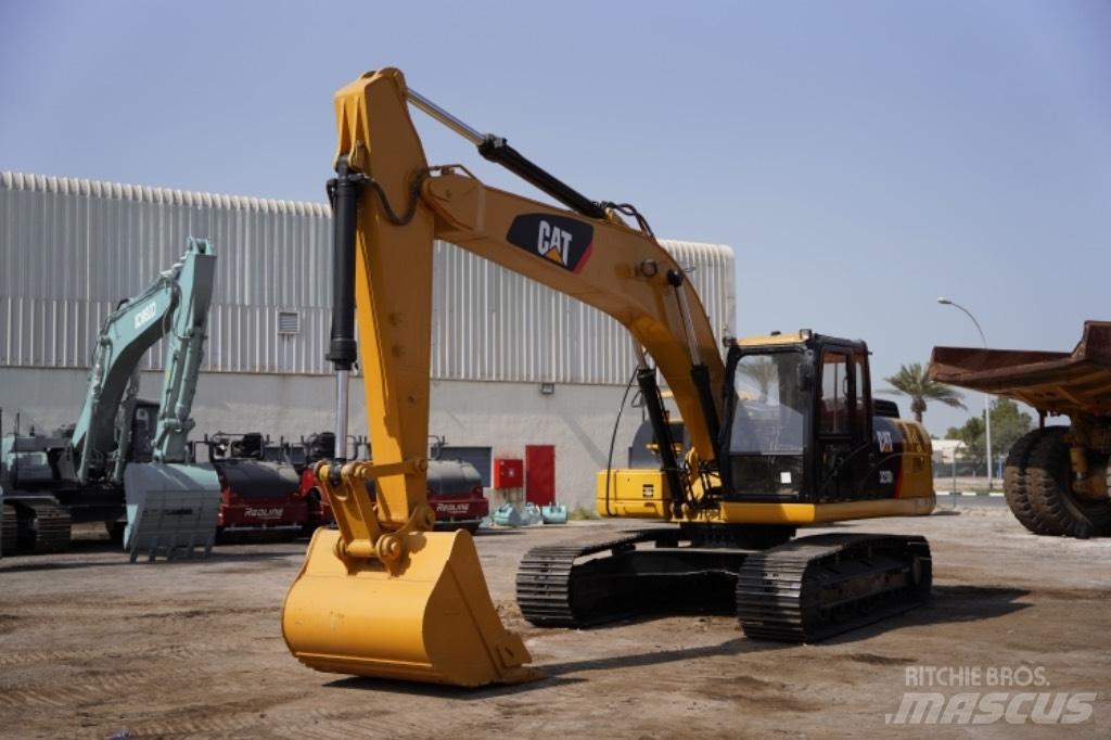CAT 323D3 Lastik tekerli ekskavatörler