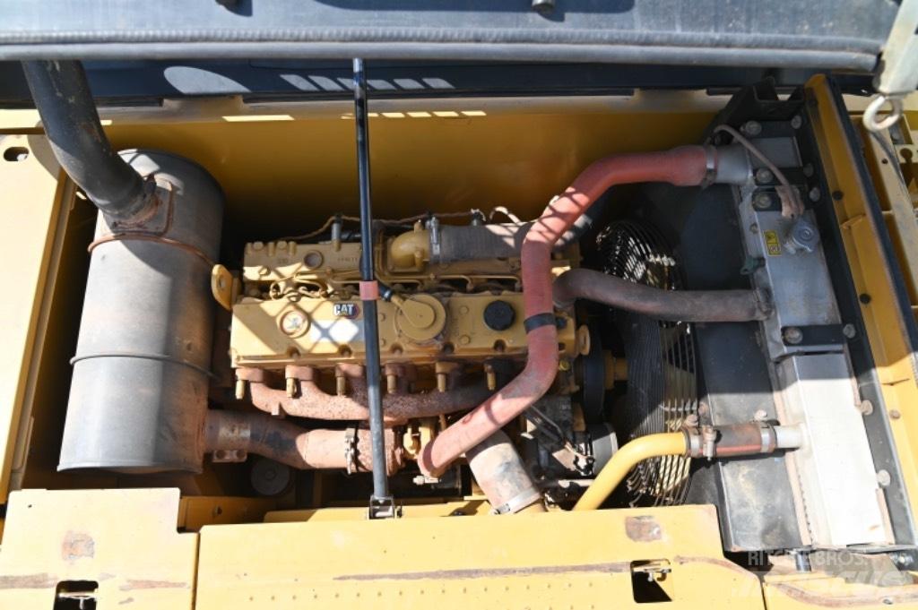 CAT 323D3 Lastik tekerli ekskavatörler