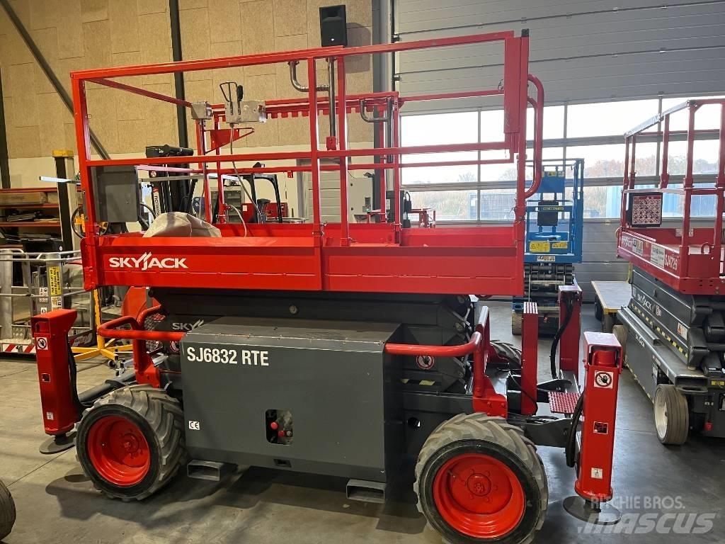 SkyJack SJ 6832 RTE Makasli platformlar