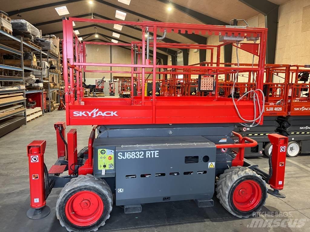 SkyJack SJ 6832 RTE Makasli platformlar
