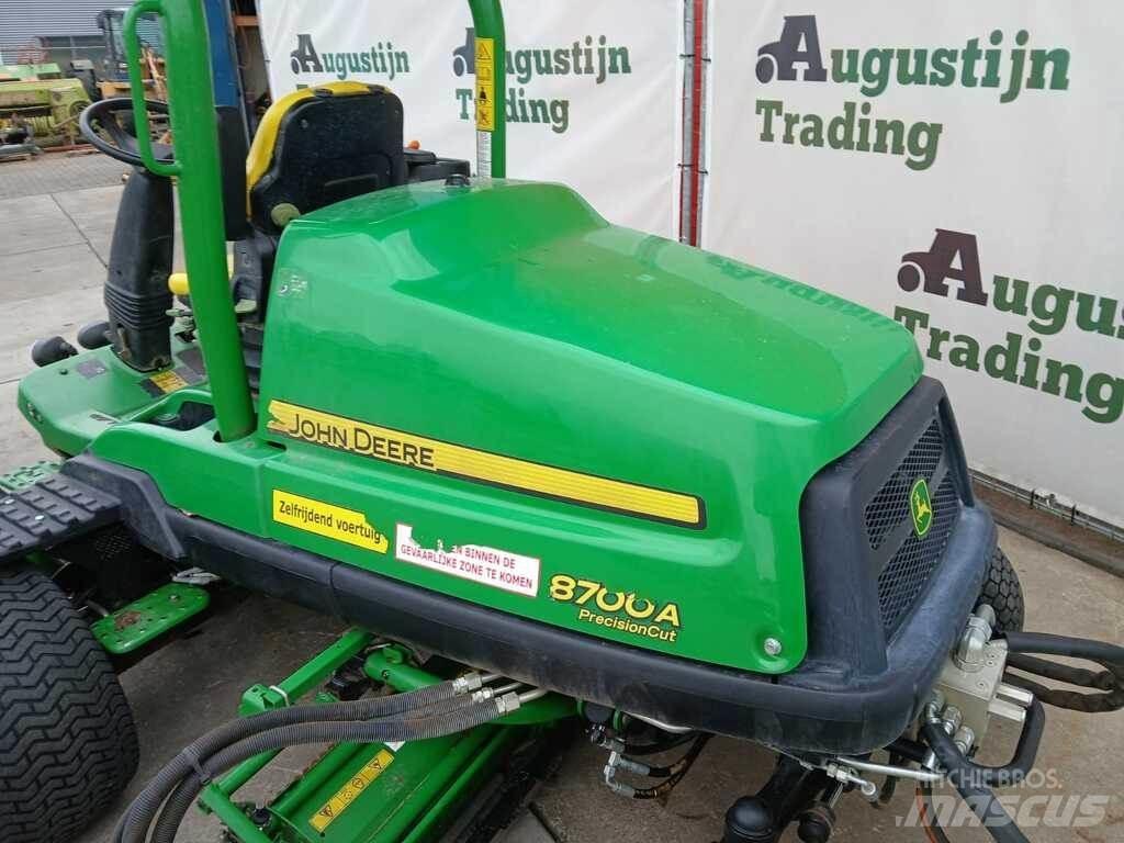 John Deere 8700 A Mobil çim biçme makineleri