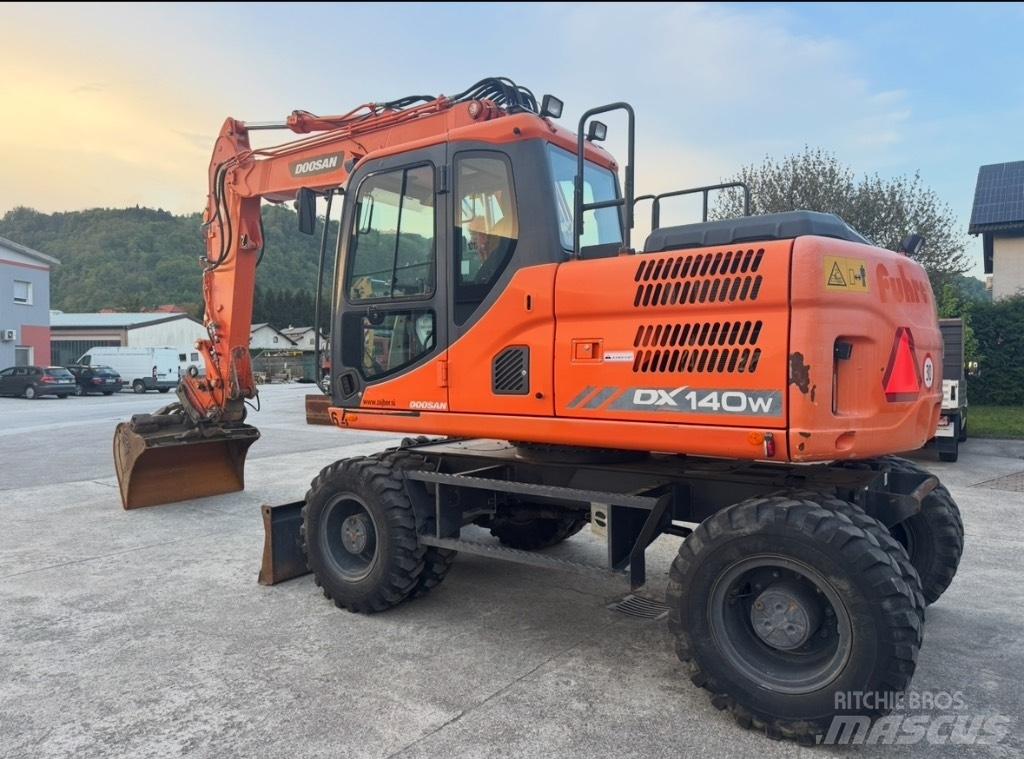 Doosan DX 140 W Lastik tekerli ekskavatörler
