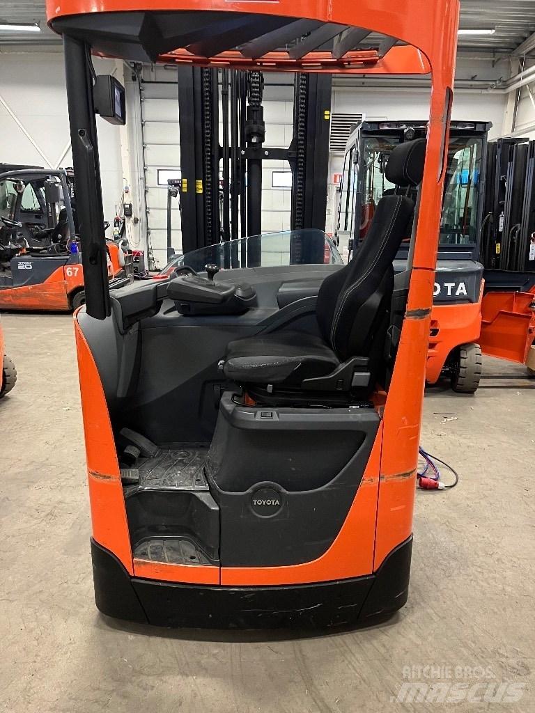 Toyota RRE160H Reach truck - depo içi istif araçları