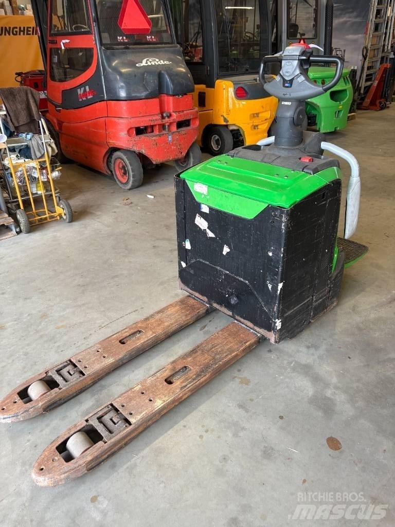 Cesab P322 Düsük seviye platformu
