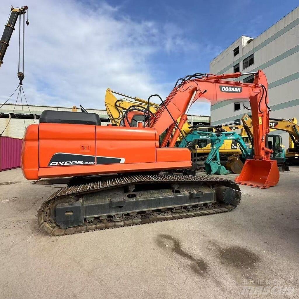 Doosan DX 225 LC-9C Paletli ekskavatörler