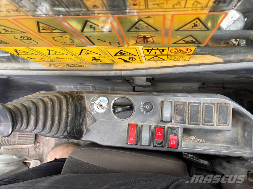 Komatsu PW148-11 Lastik tekerli ekskavatörler
