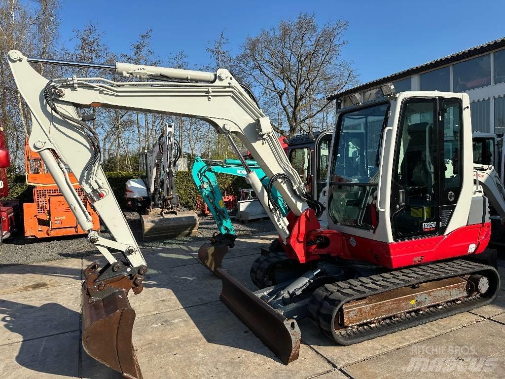 Takeuchi TB250 Mini ekskavatörler, 7 tona dek