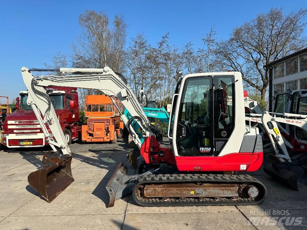 Takeuchi TB250 Mini ekskavatörler, 7 tona dek