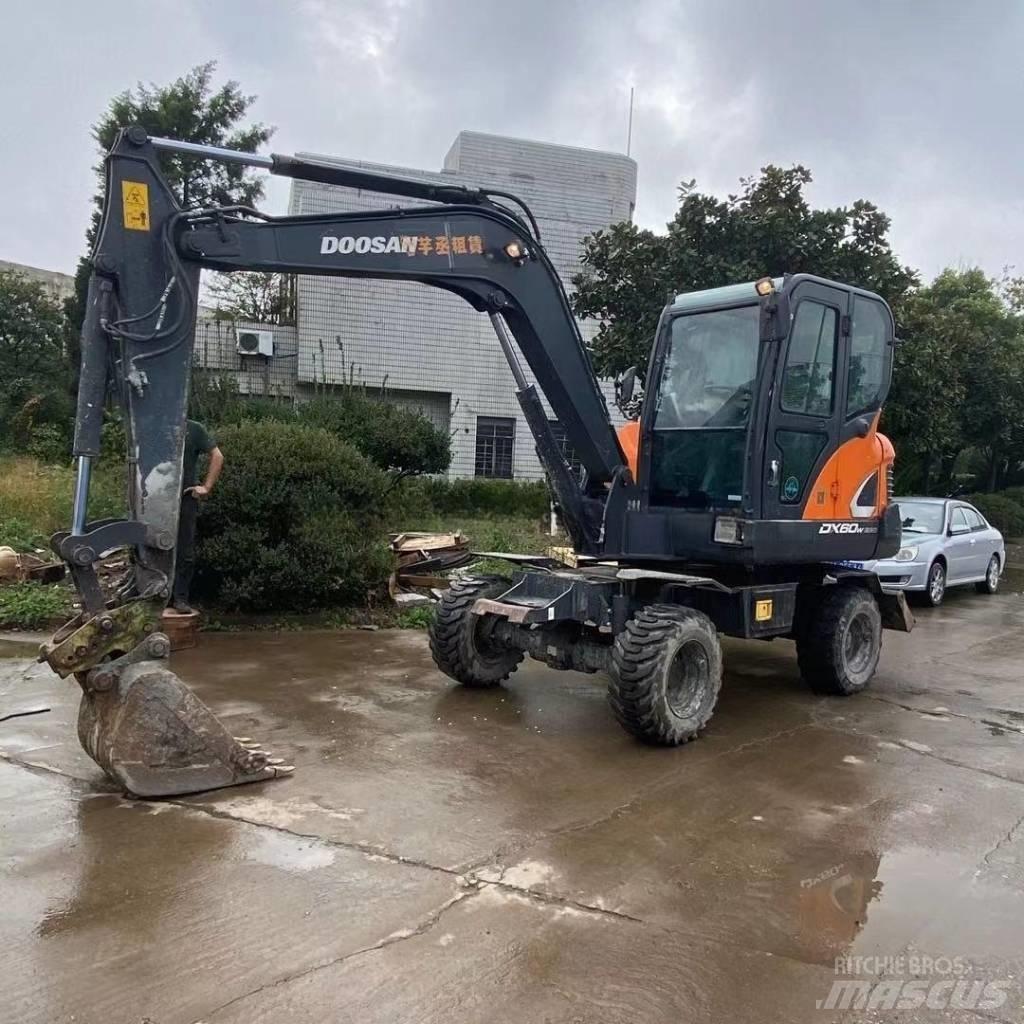 Doosan DX60W Lastik tekerli ekskavatörler