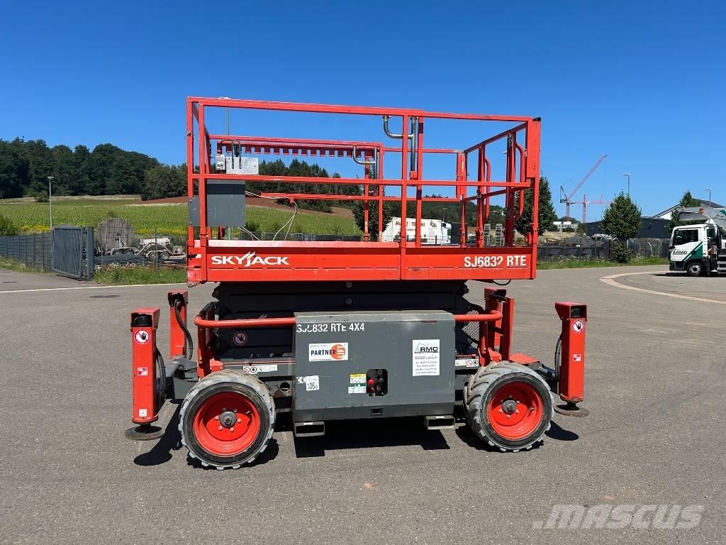 SkyJack SJ 6832 RTE Makasli platformlar