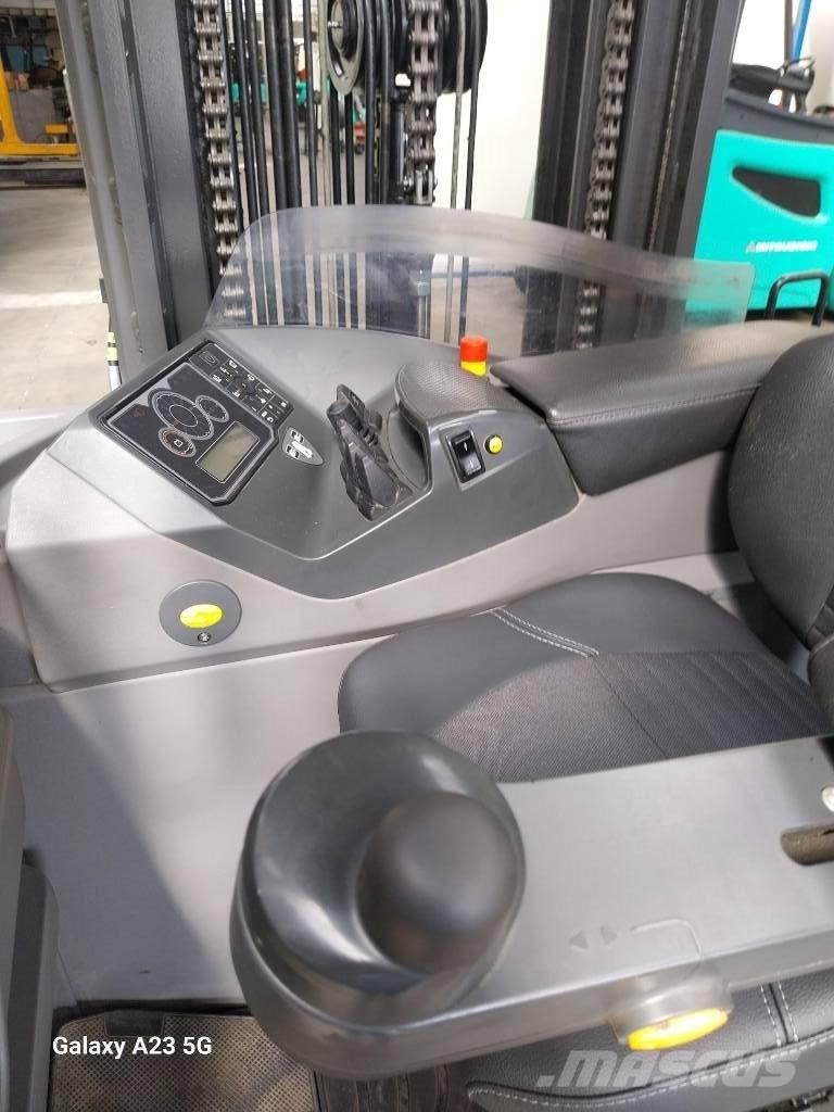 Mitsubishi RBM25N3 Reach truck - depo içi istif araçları