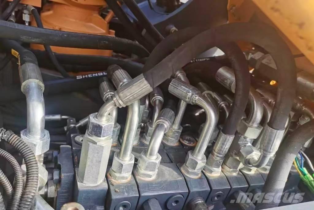  新源 75 Lastik tekerli ekskavatörler