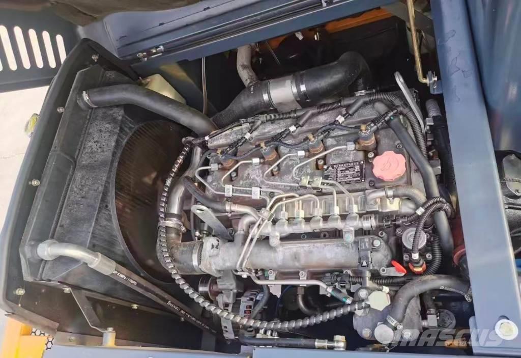  新源 75 Lastik tekerli ekskavatörler