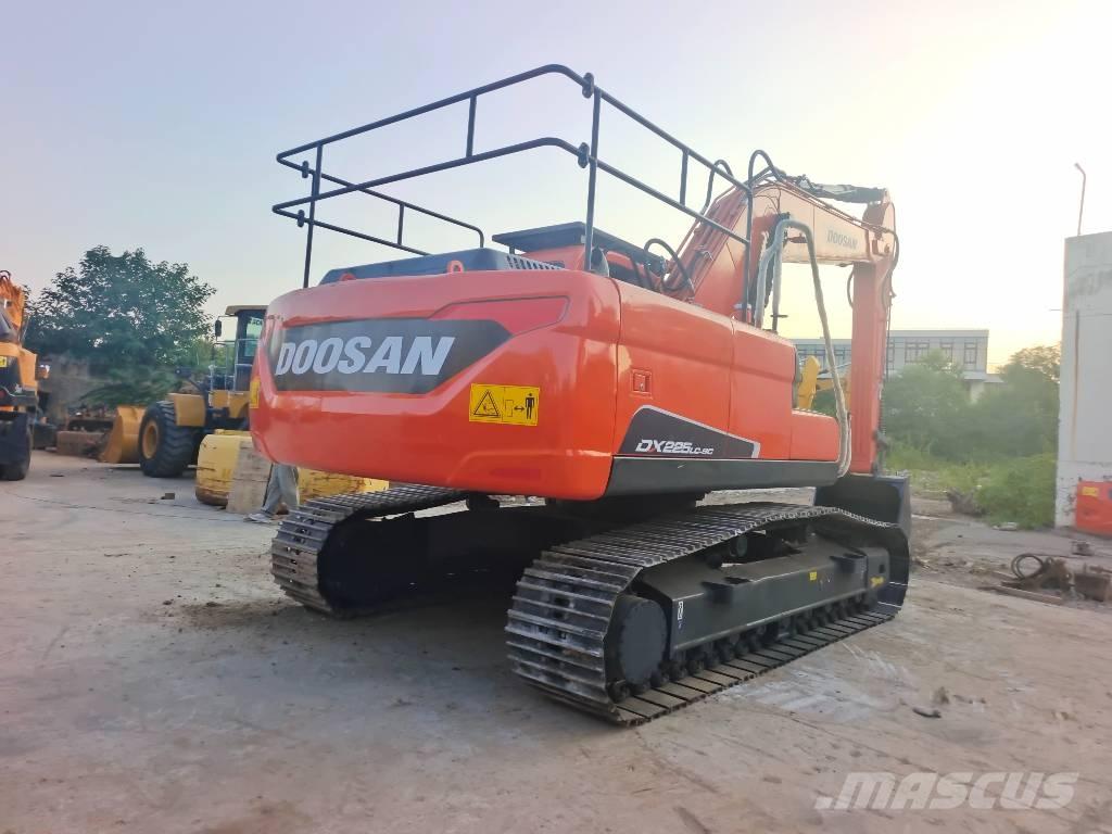Doosan DX 225 LC Paletli ekskavatörler