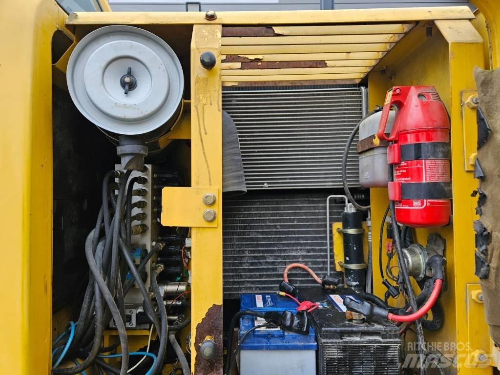 Komatsu PW 130ES-6K Lastik tekerli ekskavatörler