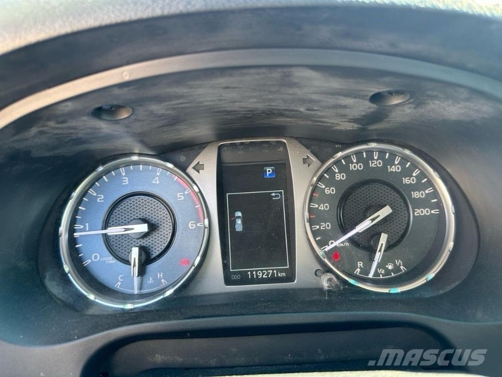 Toyota Hilux Otomobiller
