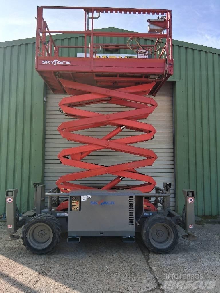 SkyJack SJ 6832 RT Makasli platformlar