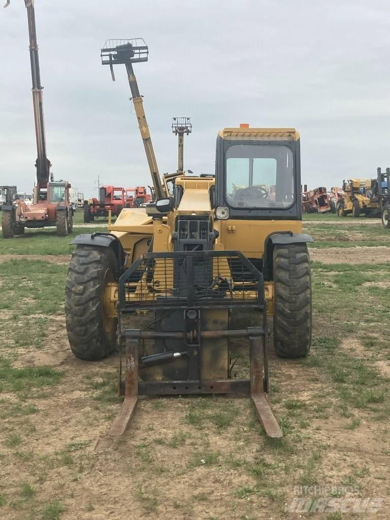 CAT TH83 Teleskopik yükleyiciler