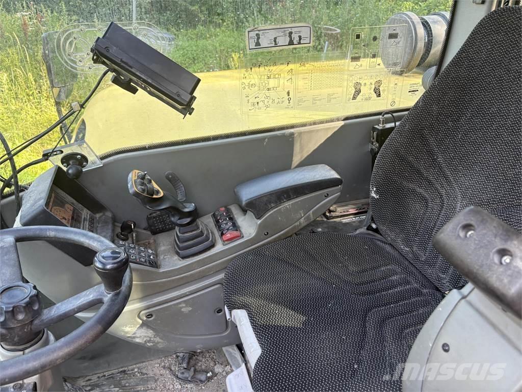 Yanmar B110W Lastik tekerli ekskavatörler