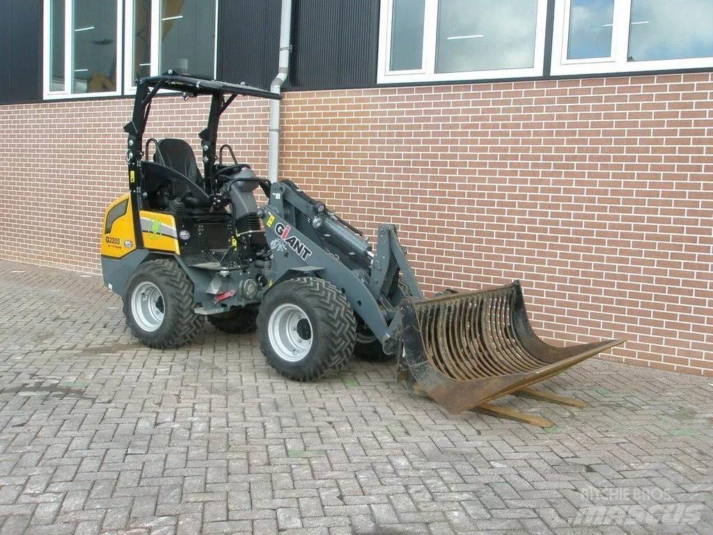 GiANT G2200E Mini yükleyiciler