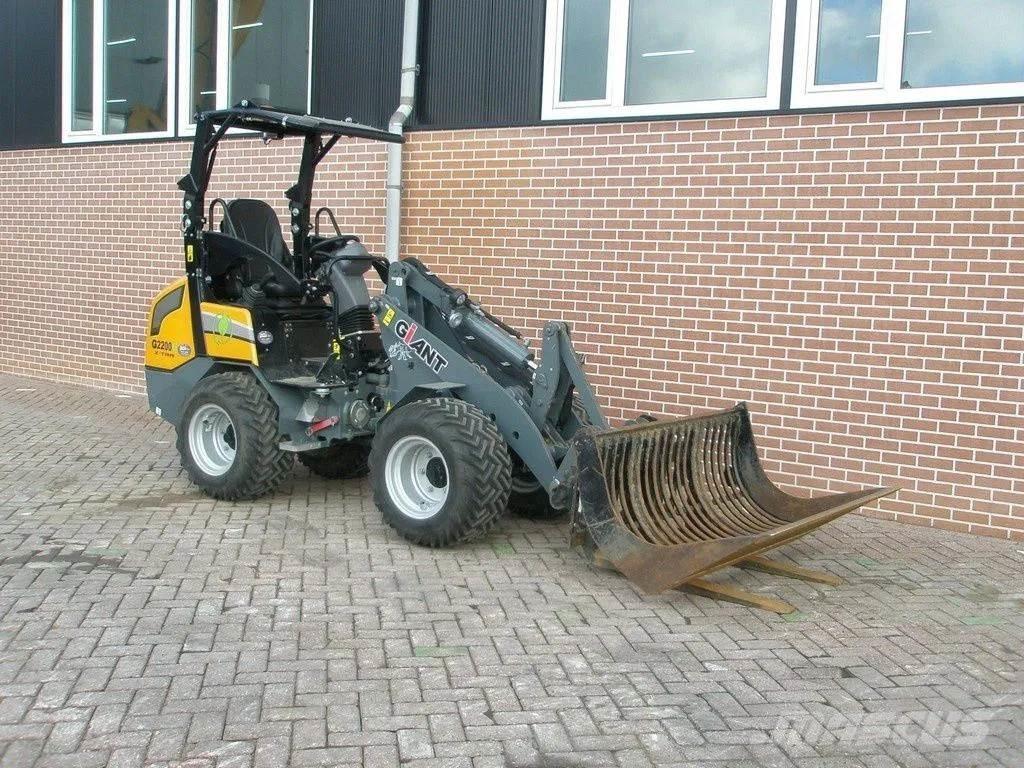 GiANT G2200E Mini yükleyiciler