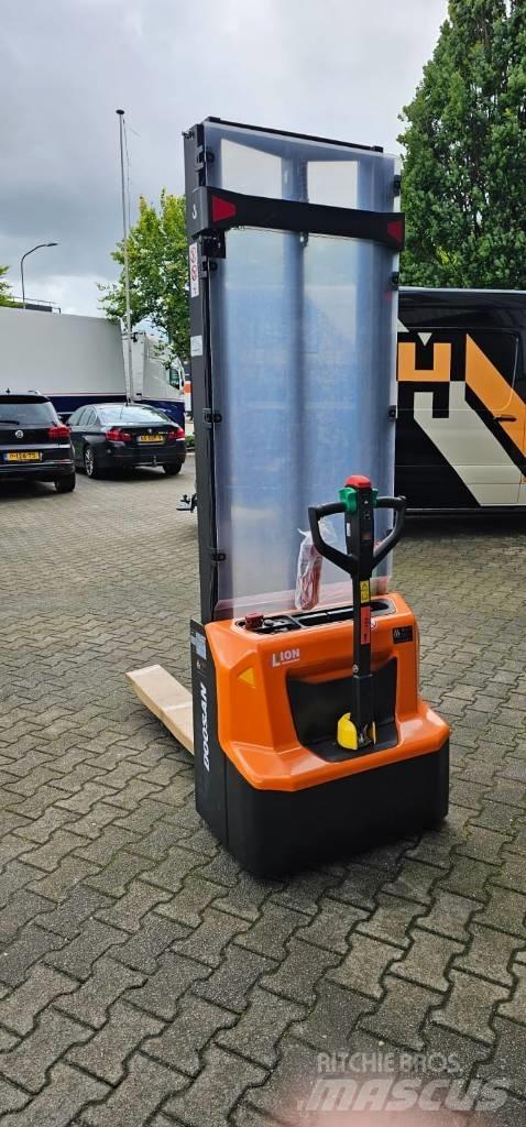 Doosan LSM 12 N Yaya kumandali istif makinasi