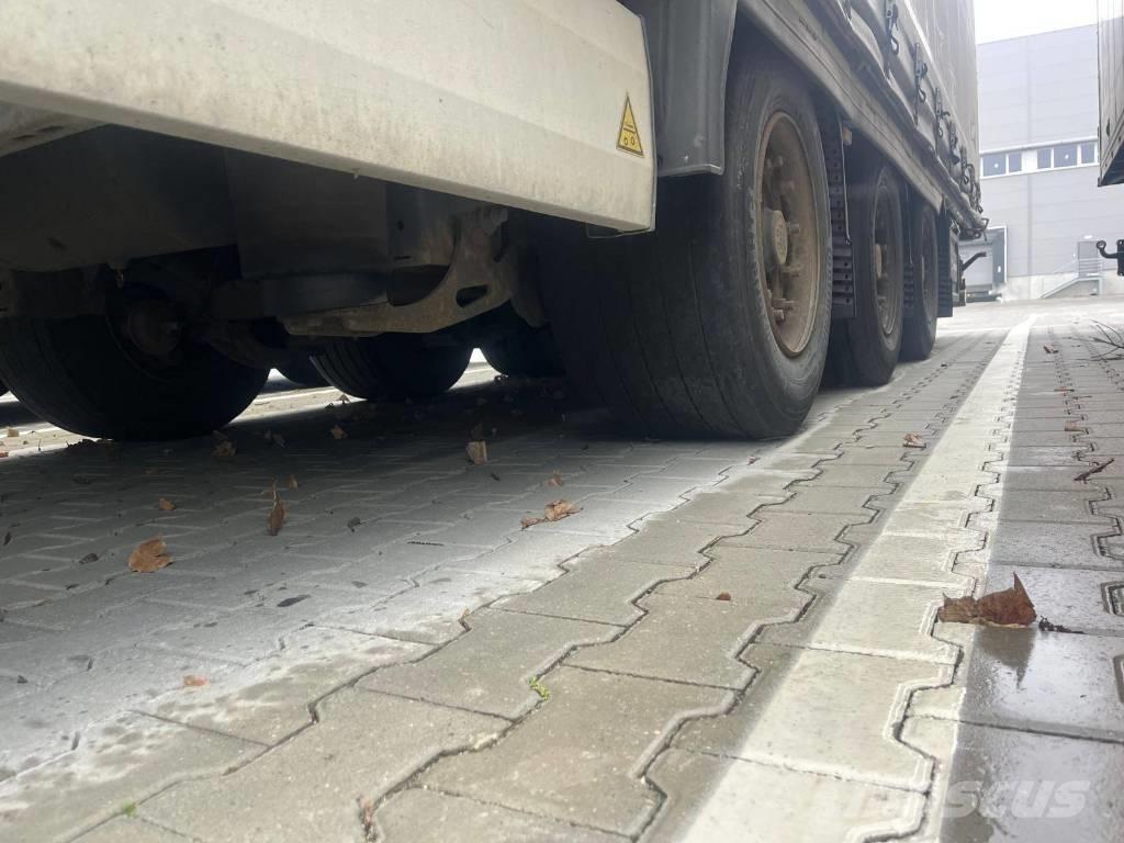 Krone MEGA Kayar tenteli çekiciler