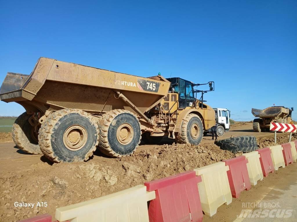 CAT 745 Belden kirma kaya kamyonu
