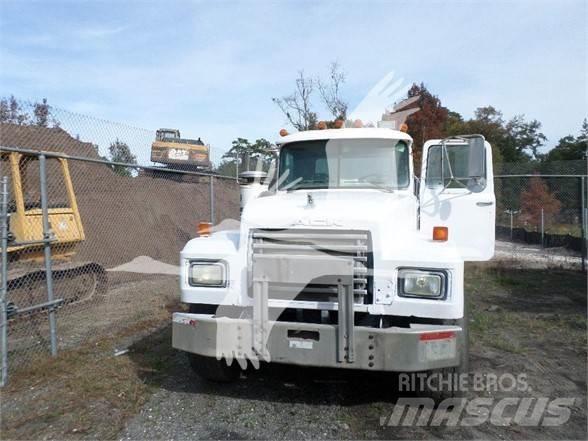 Mack DM600 Diger