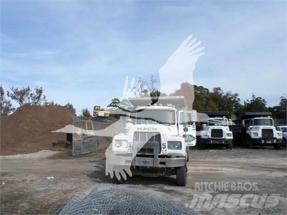 Mack DM600 Diger