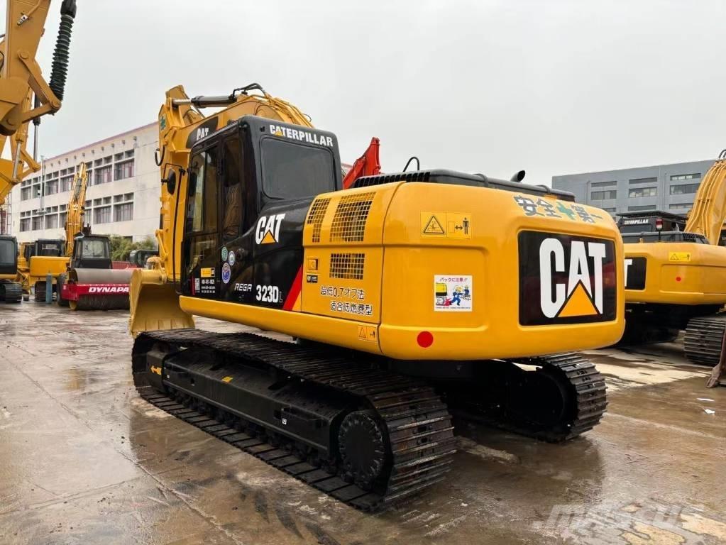 CAT 323 D Paletli ekskavatörler