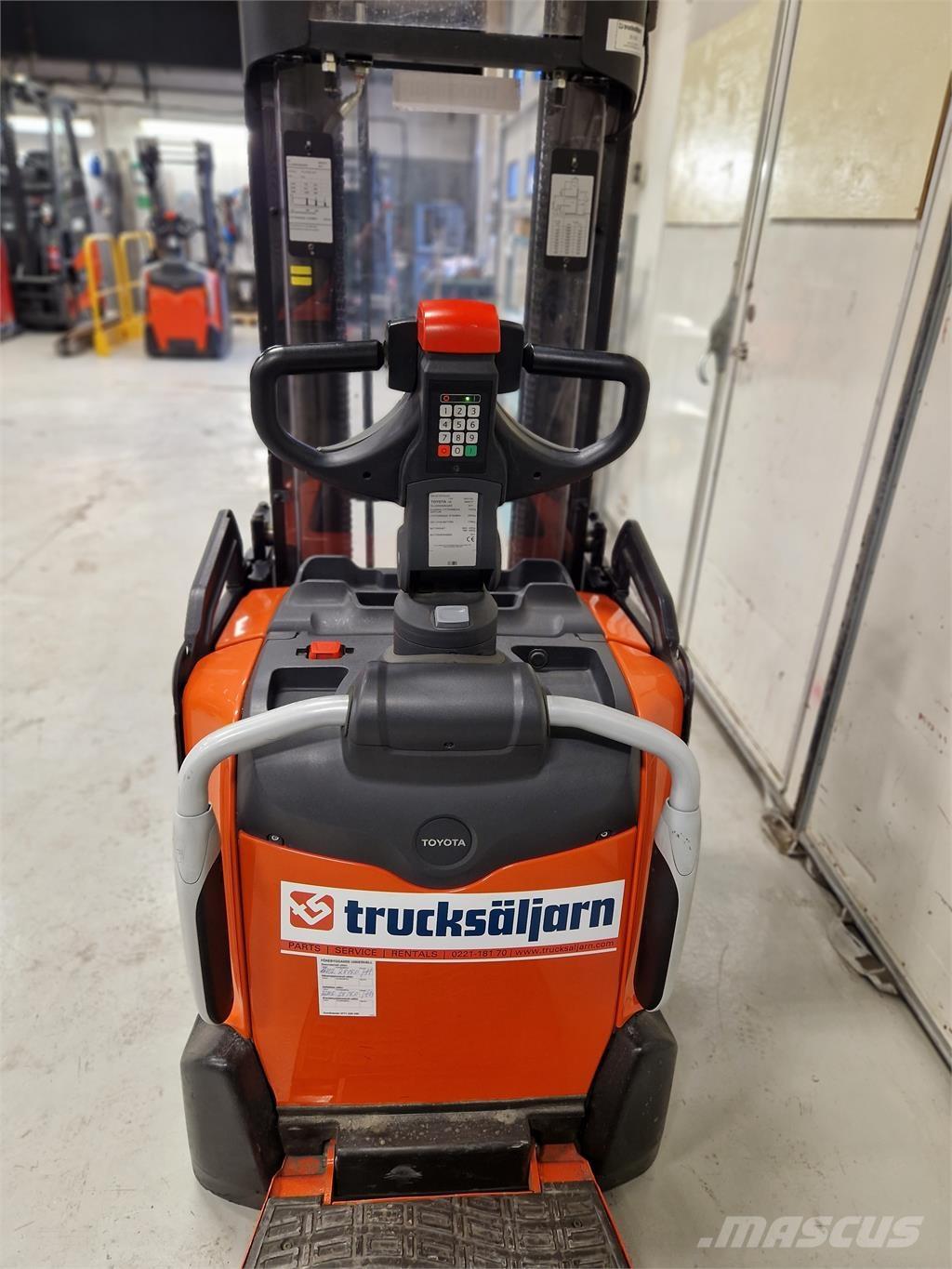 Toyota SPE120L Akülü depo ekipmanları