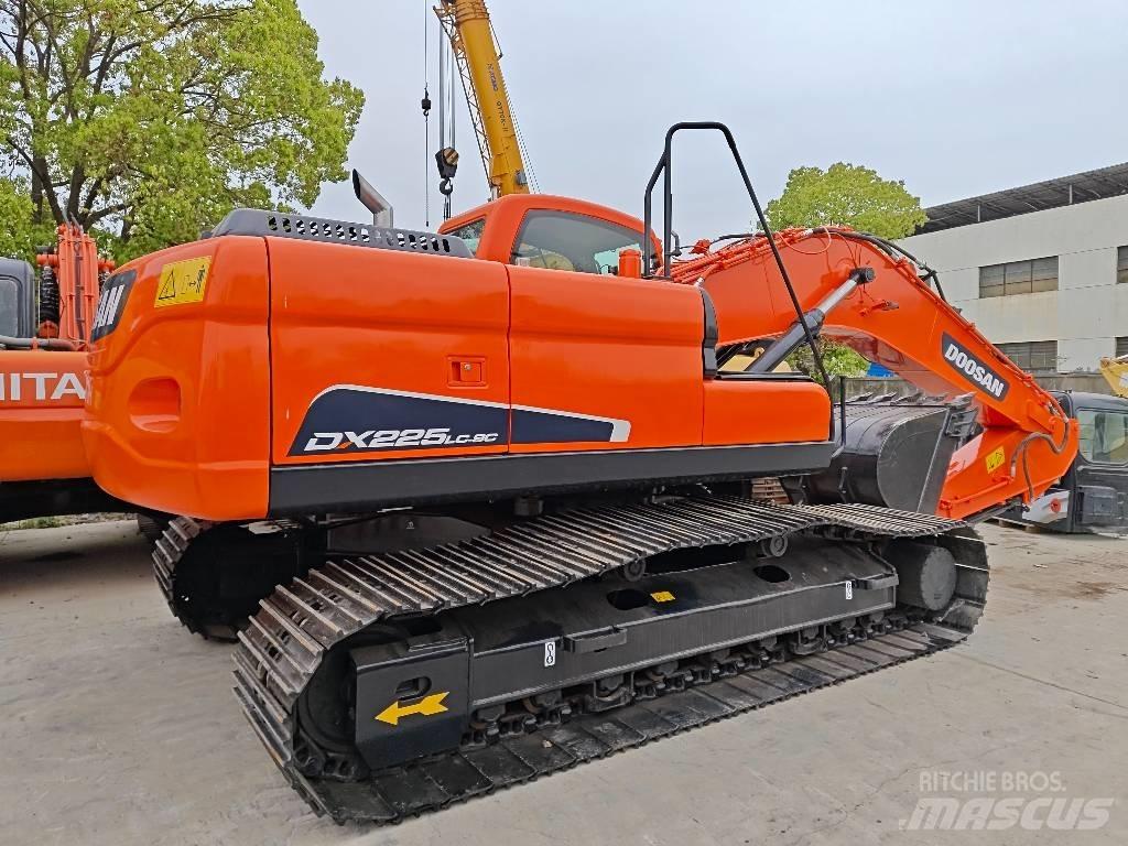 Doosan DX 225 LC Paletli ekskavatörler
