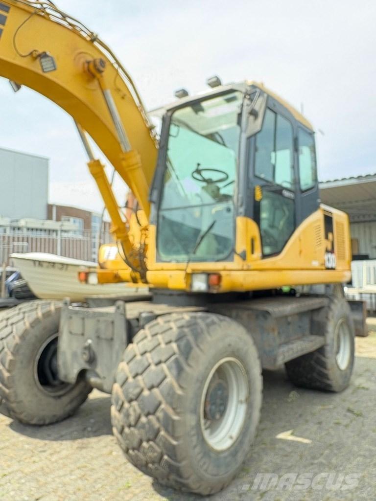 Komatsu PW 130-7K Lastik tekerli ekskavatörler