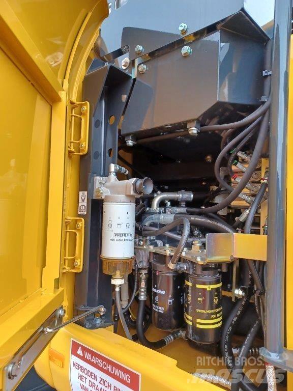 Komatsu PW158-11E0 Lastik tekerli ekskavatörler