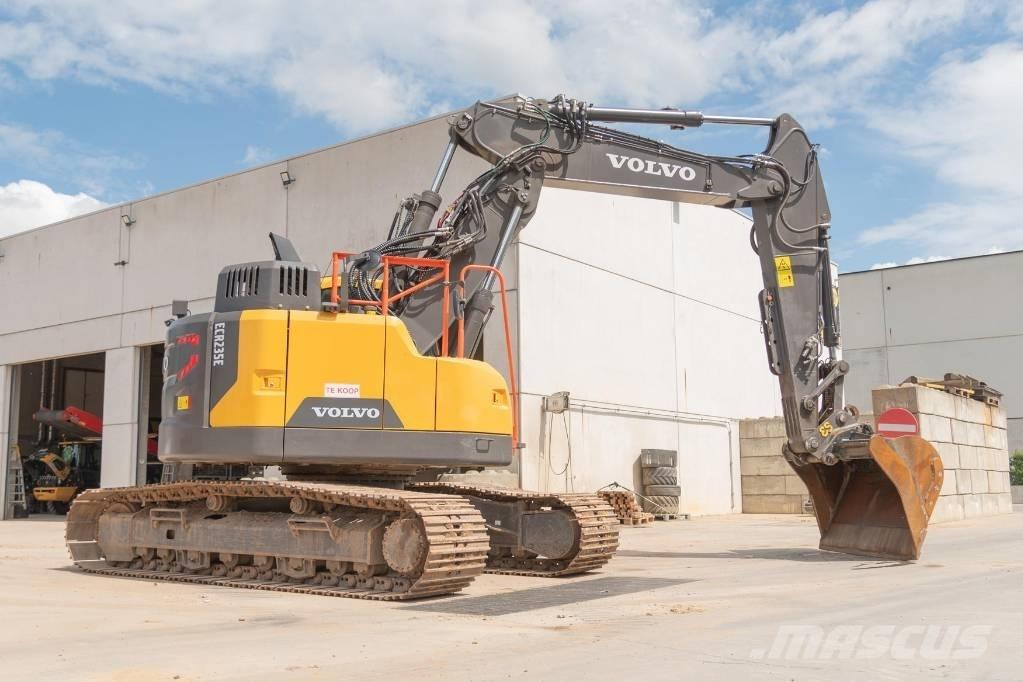 Volvo ECR 235 E Paletli ekskavatörler
