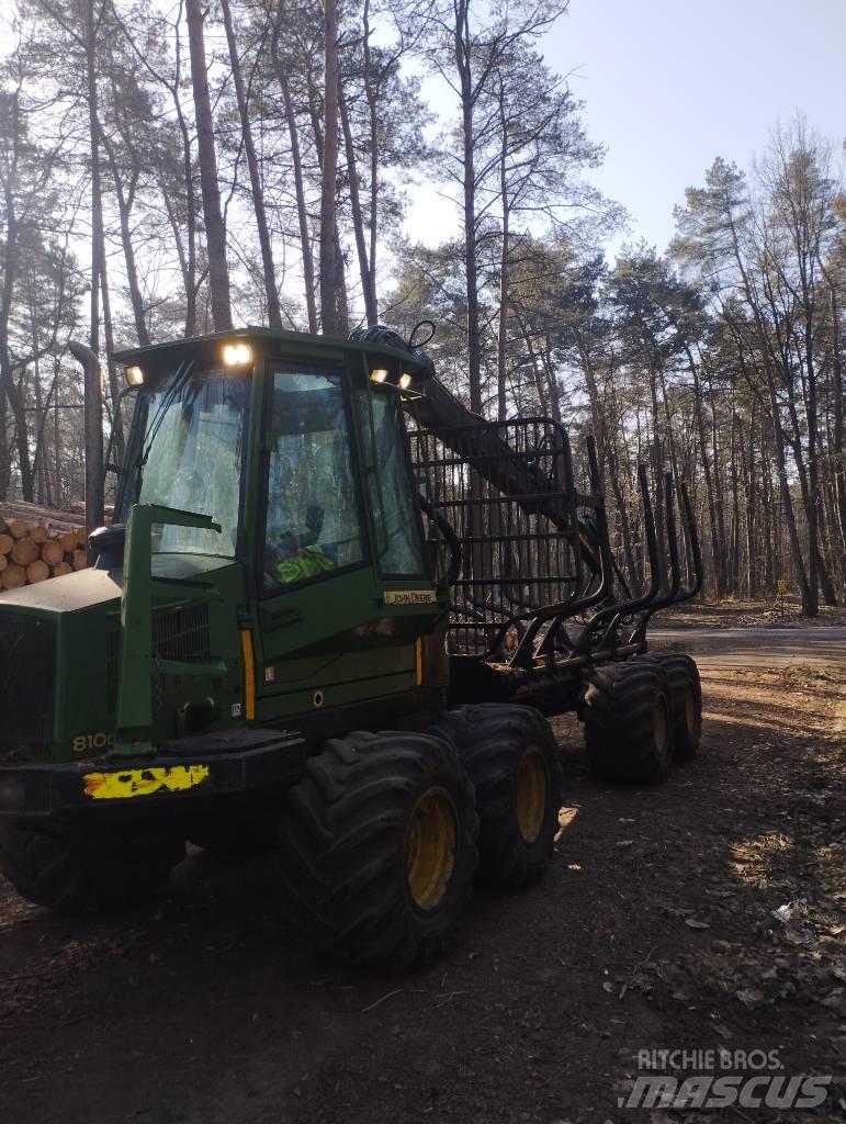 John Deere 810D Tomruk yükleyici traktörler